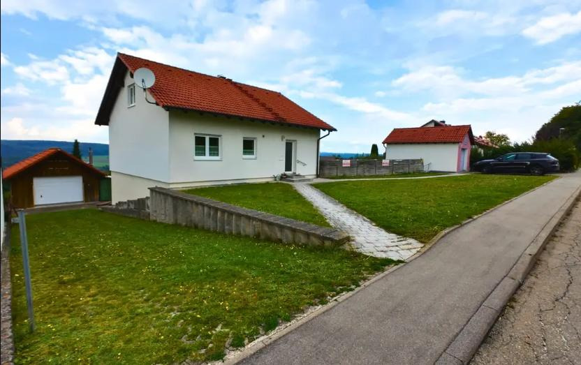 Viel Platz für die ganze Familie: Großes Einfamilienhaus mit Garten und 3 Garagen in Ehingen-Mundingen