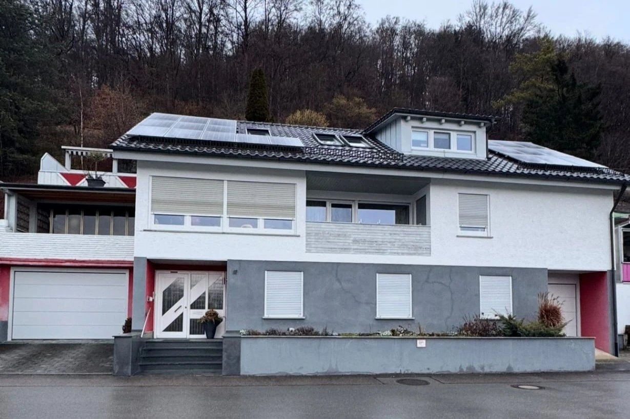 Gepflegtes Mehrfamilienhaus mit 3 Wohneinheiten, Wintergarten, PV-Anlage und Garage in ruhiger Lage