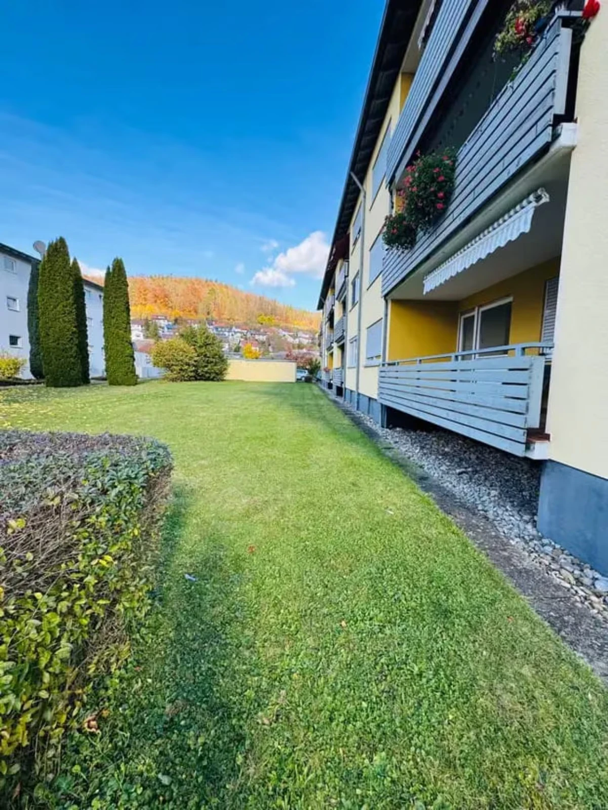 Modern sanierte 4,5-Zimmer-Erdgeschosswohnung mit großem Balkon, Keller und Garage